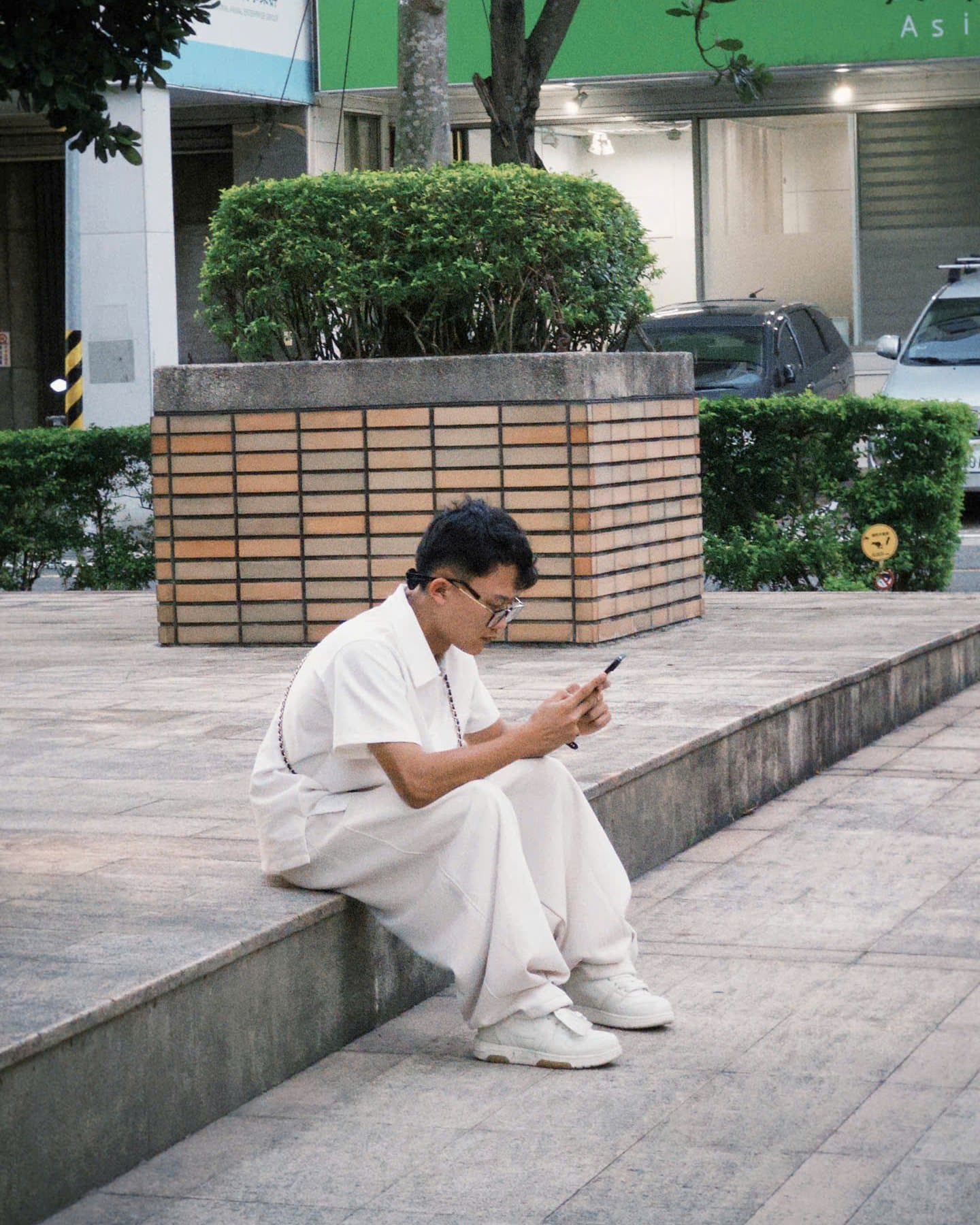 Hồ Lê Thanh Hoàng ngồi một mình trên phố